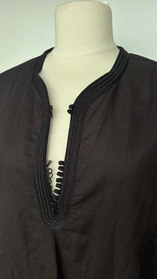 Kurta en lin noir col noir.