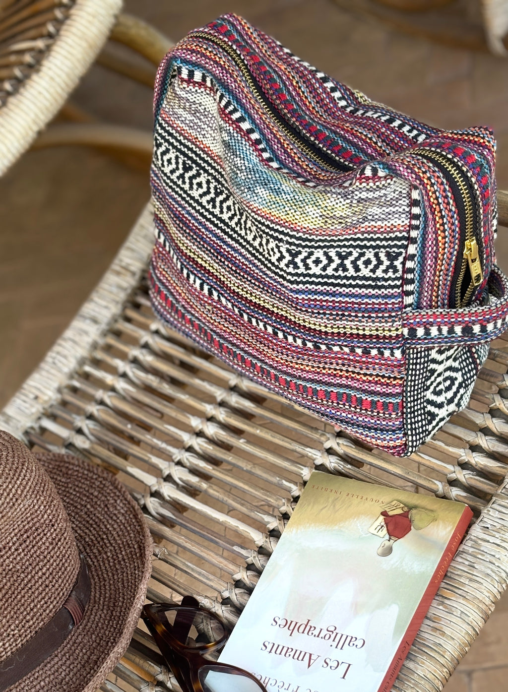 Trousse en canevas multicolore.