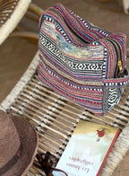 Trousse en canevas multicolore.