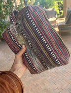 Trousse en canevas multicolore.