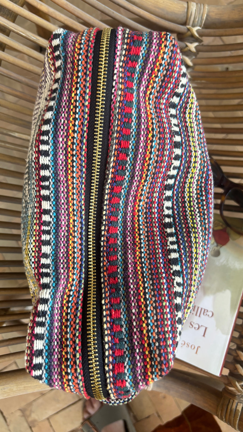 Trousse en canevas multicolore.