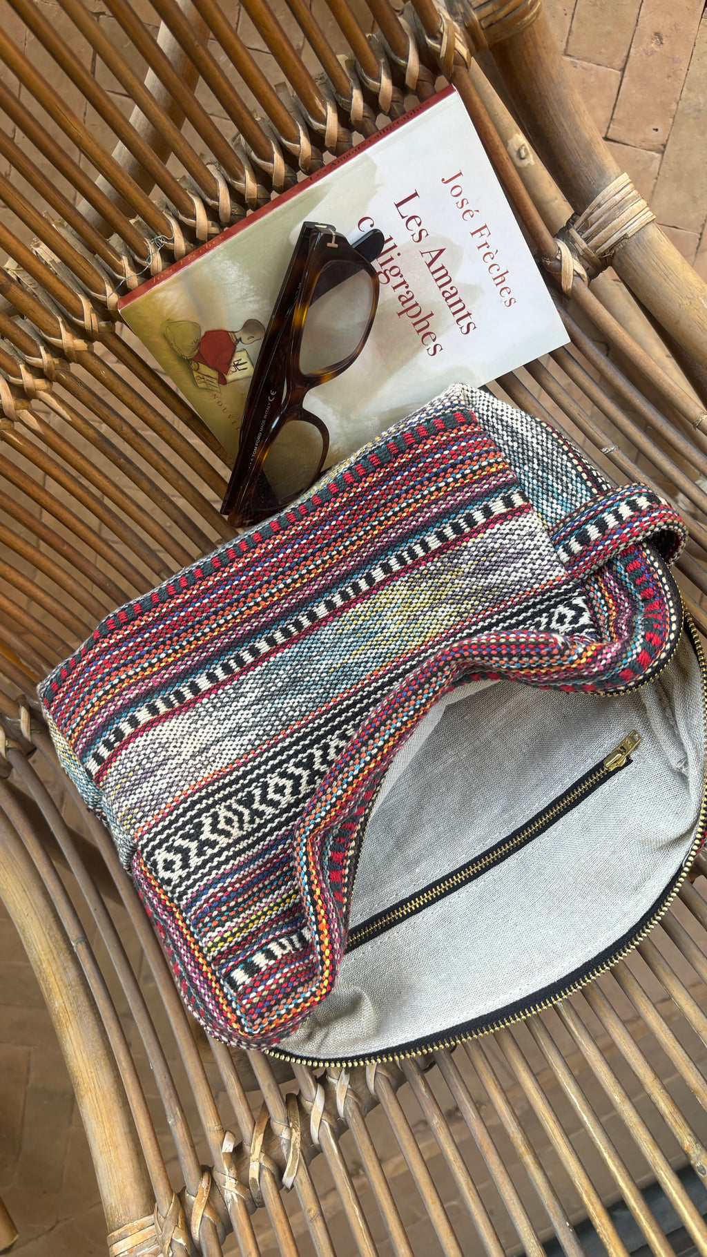 Trousse en canevas multicolore.