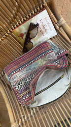 Trousse en canevas multicolore.
