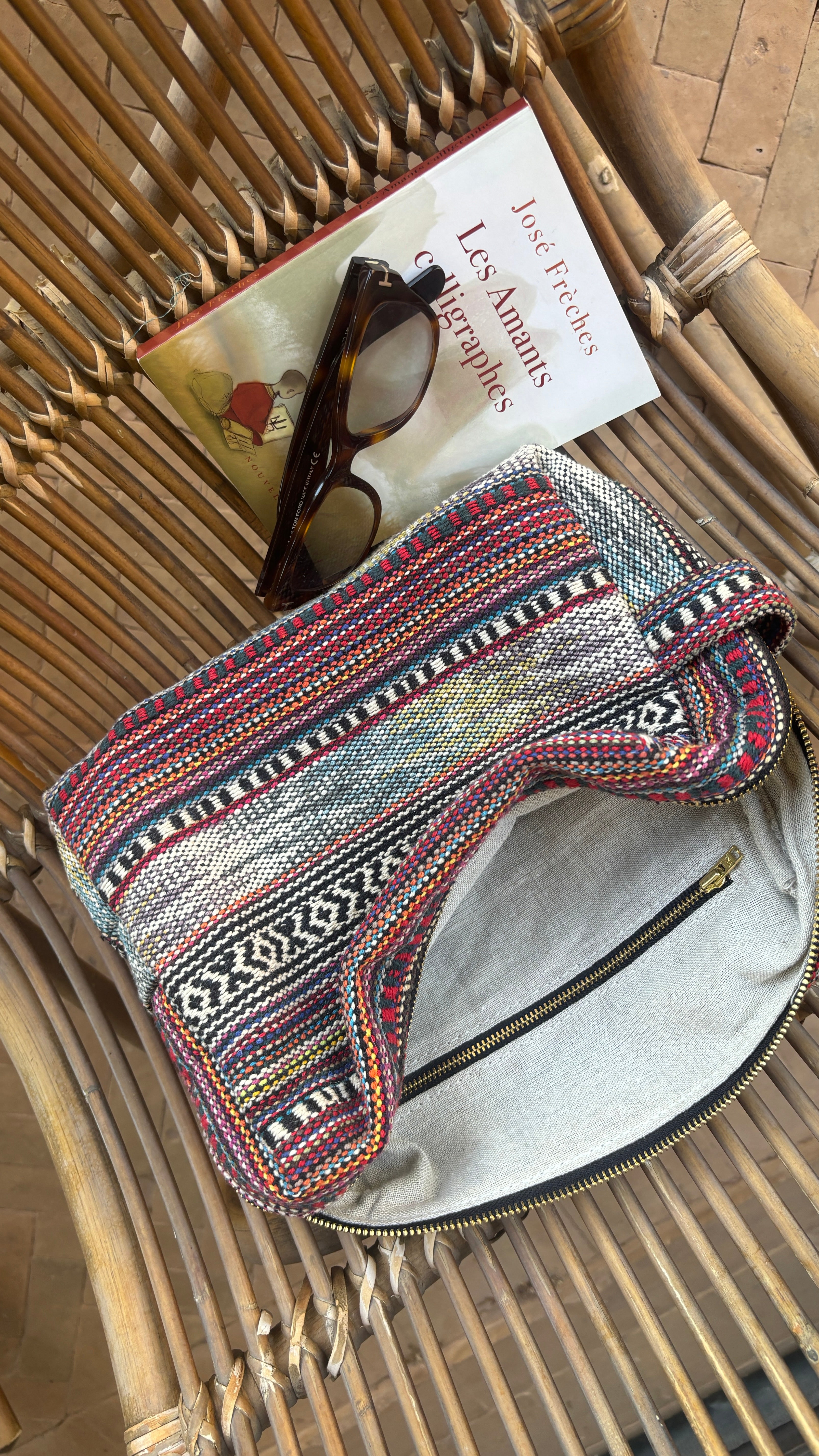 Trousse en canevas multicolore.