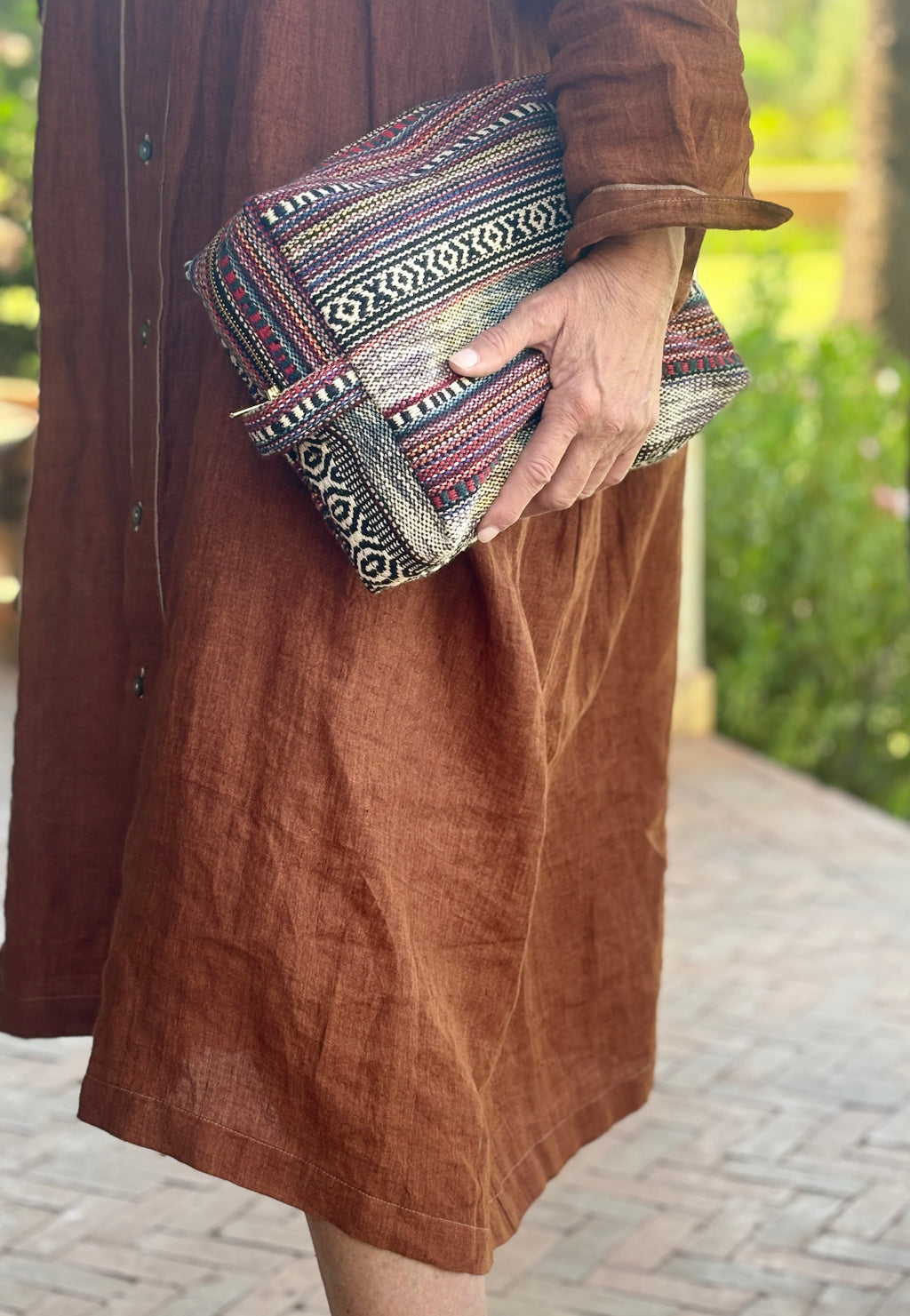 Trousse en canevas multicolore.