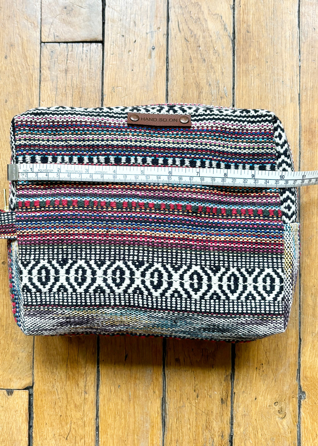 Trousse en canevas multicolore.