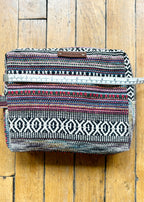 Trousse en canevas multicolore.