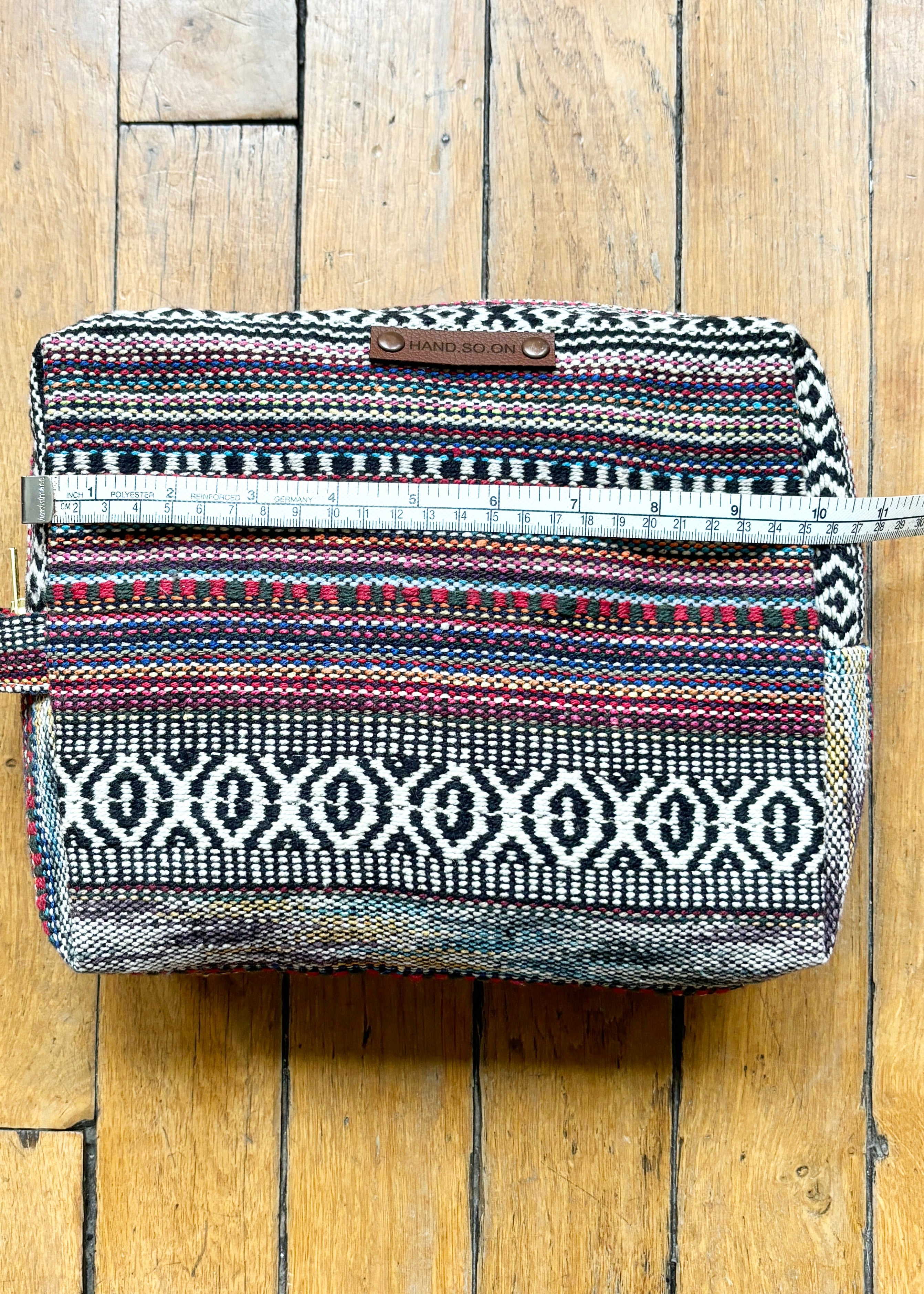 Trousse en canevas multicolore.