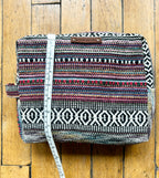 Trousse en canevas multicolore.