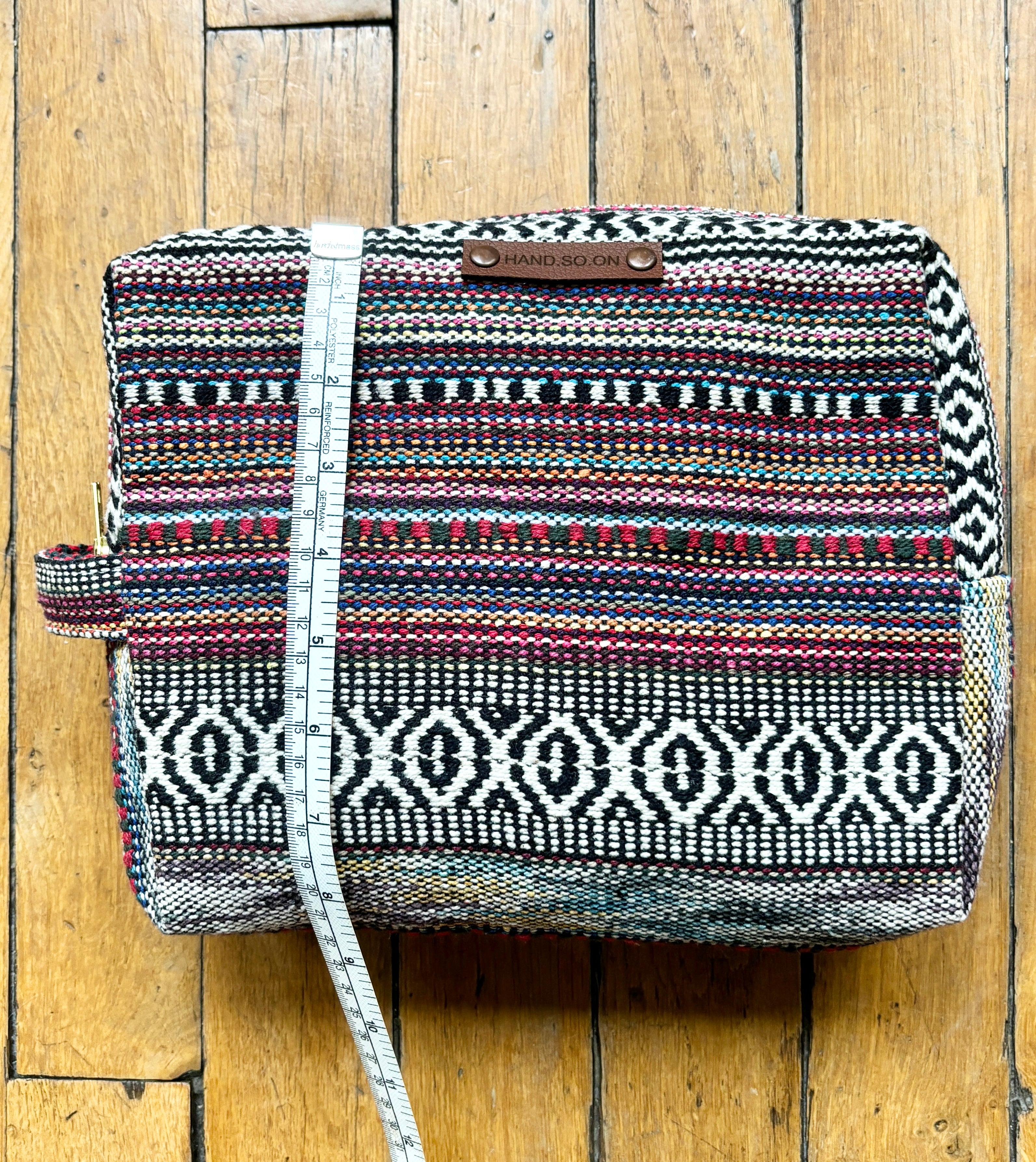 Trousse en canevas multicolore.