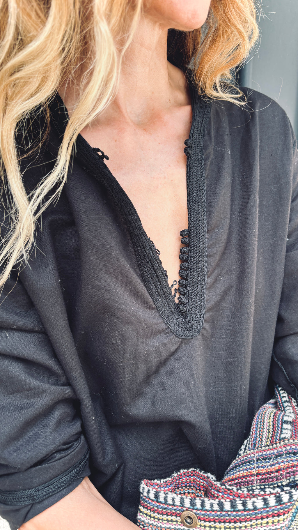 Kurta en lin noir col noir.