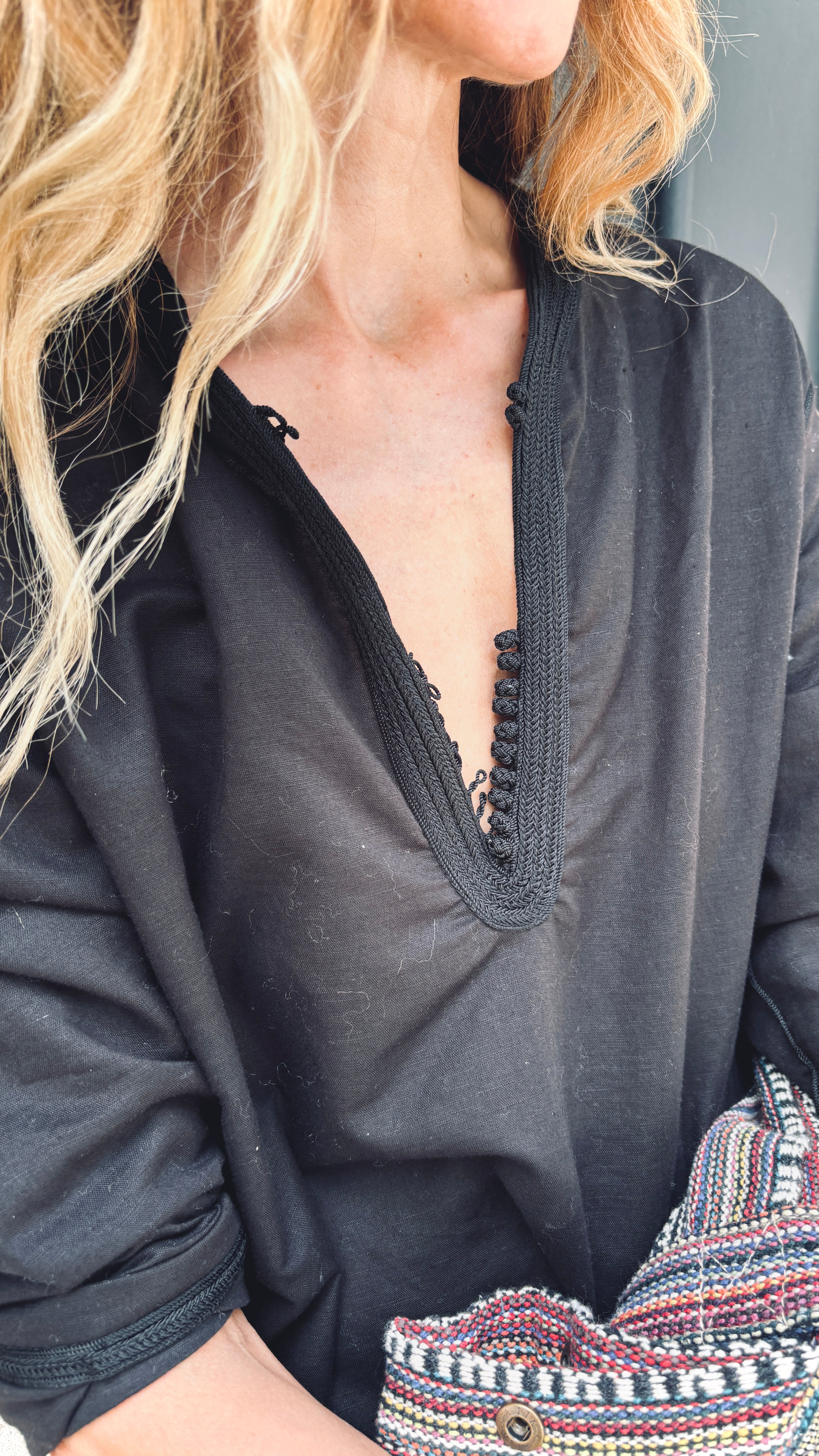 Kurta en lin noir col noir.