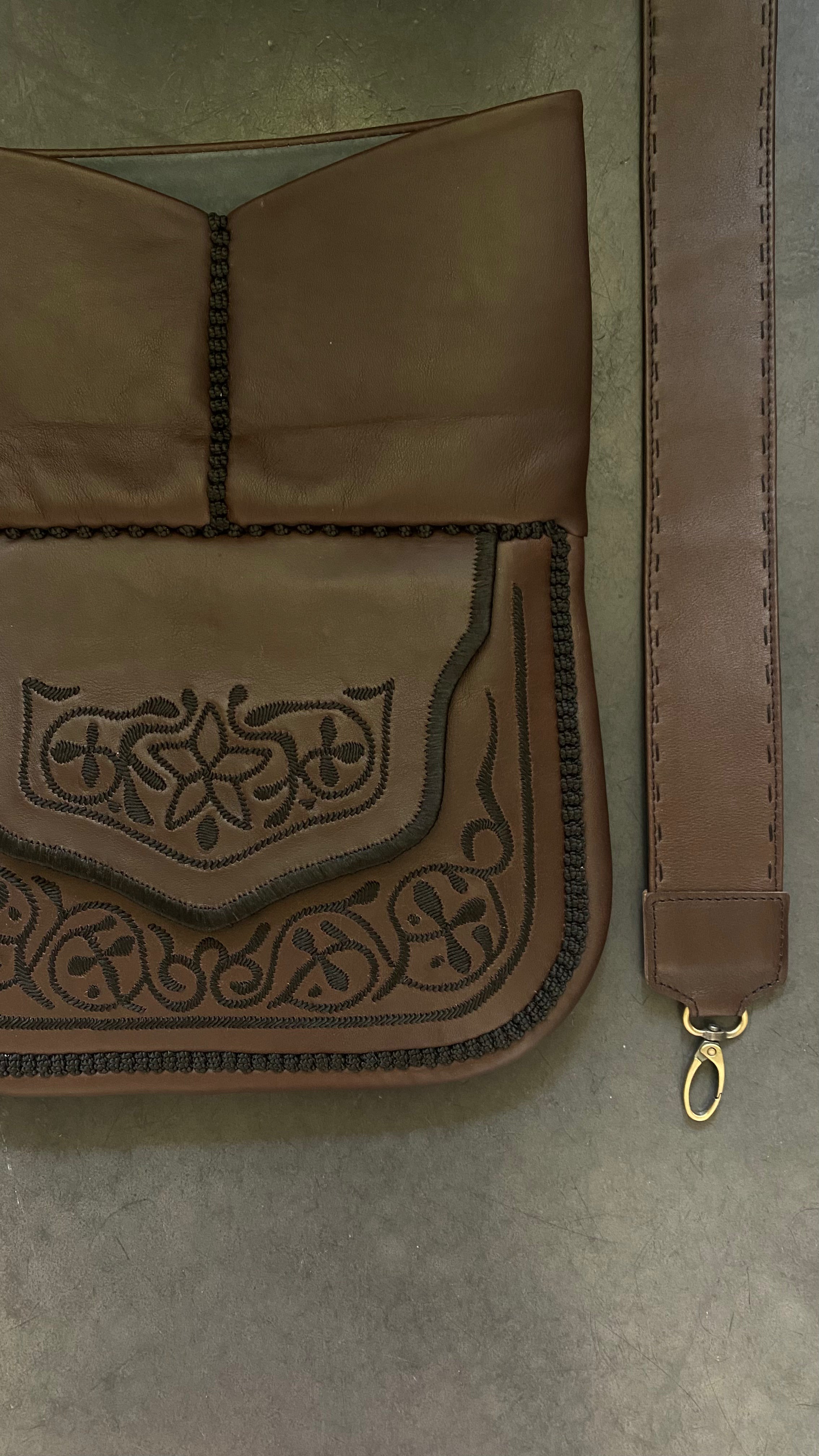 Besace Berbère marron broderie noire
