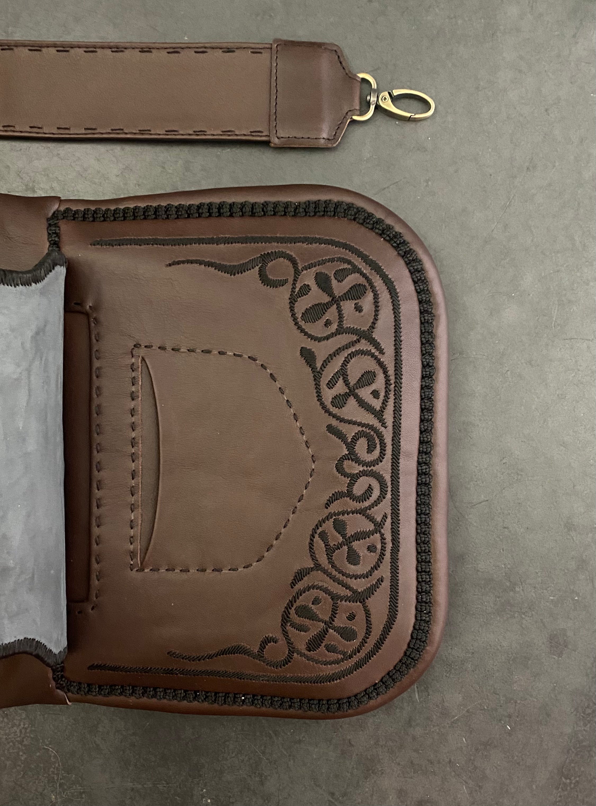 Besace Berbère marron broderie noire