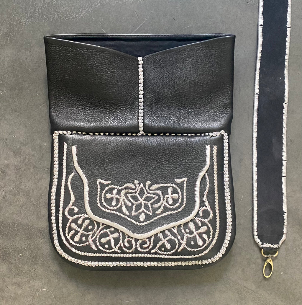 Besace Berbère noire broderie écrue