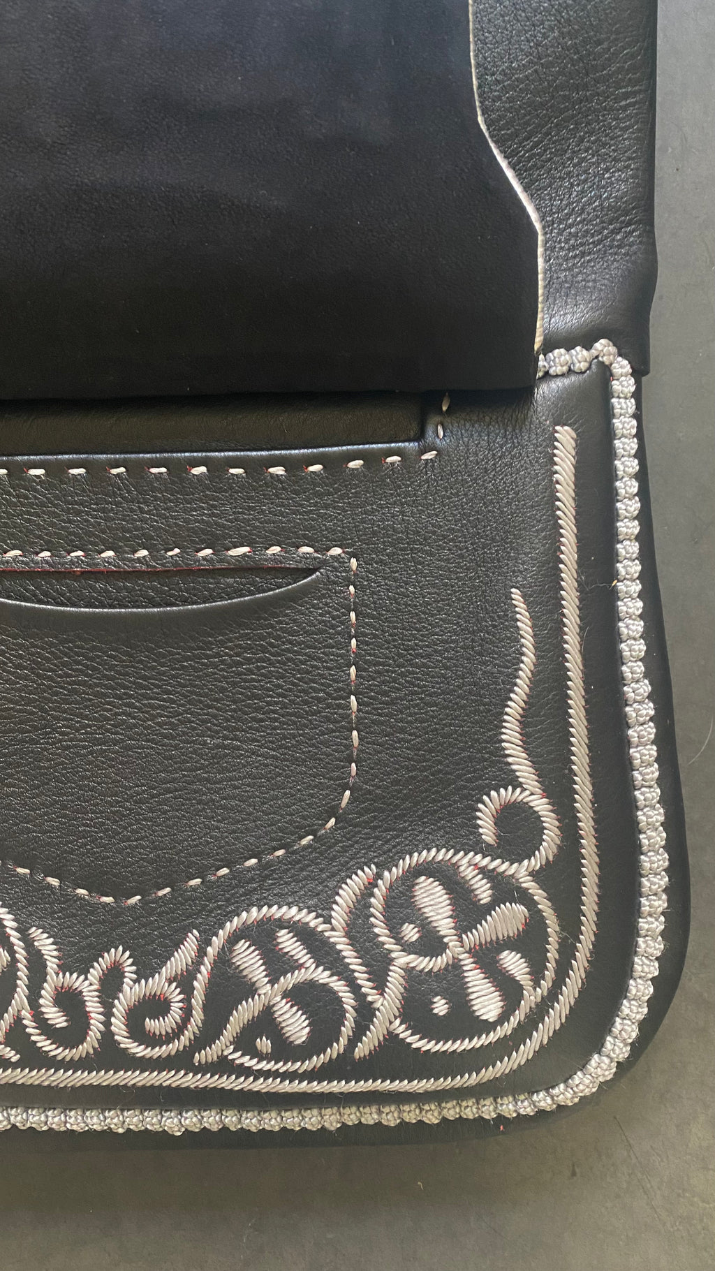 Besace Berbère noire broderie écrue