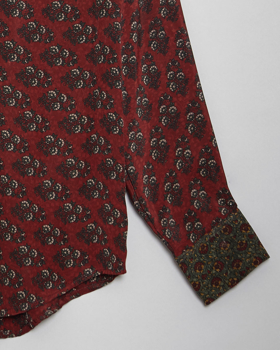 Chemise réalisée à la main à partir d’un sari en crêpe de soie vintage.