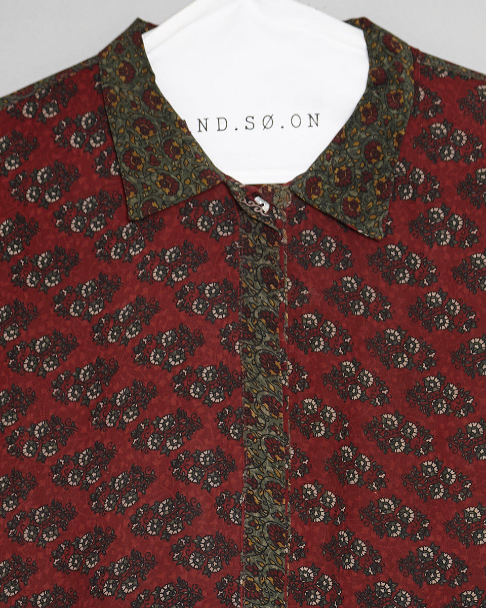 Chemise réalisée à la main à partir d’un sari en crêpe de soie vintage.