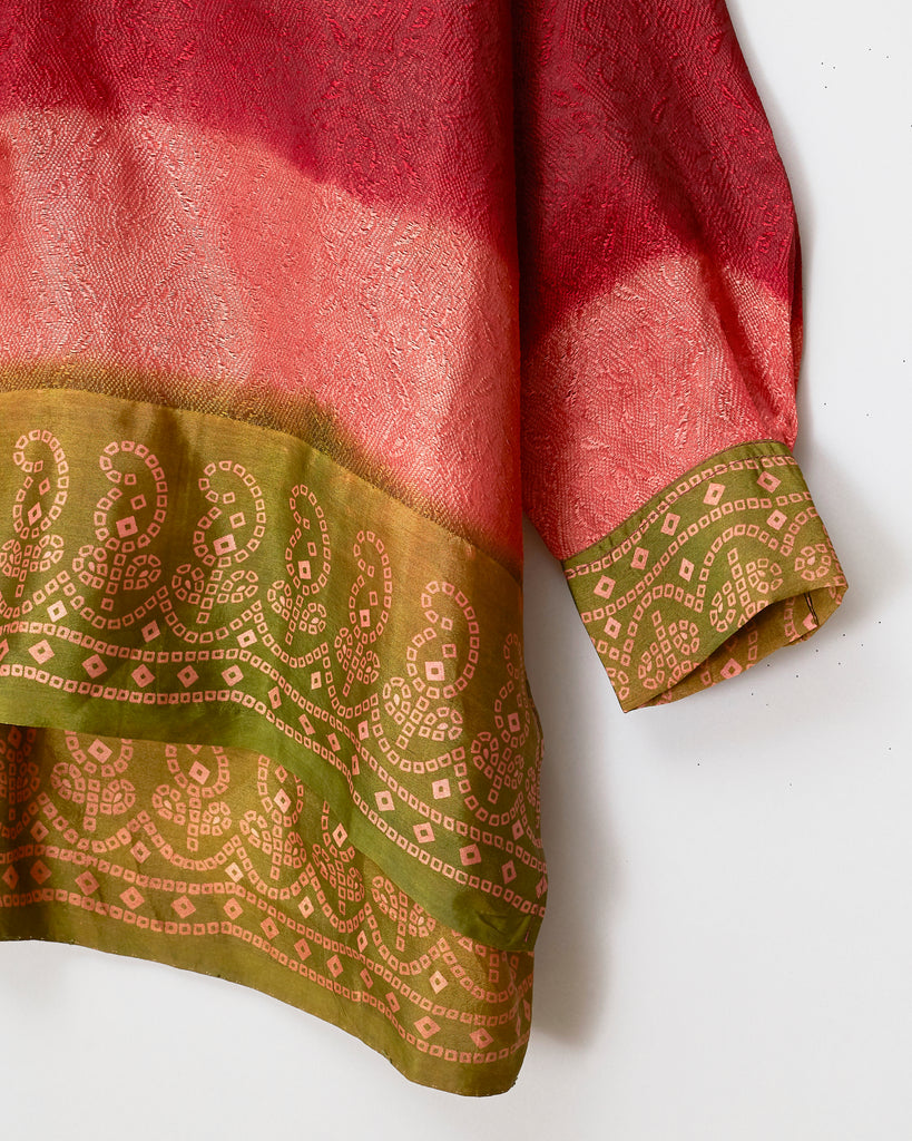Chemise réalisée à la main à partir d’un sari en crêpe de soie vintage.